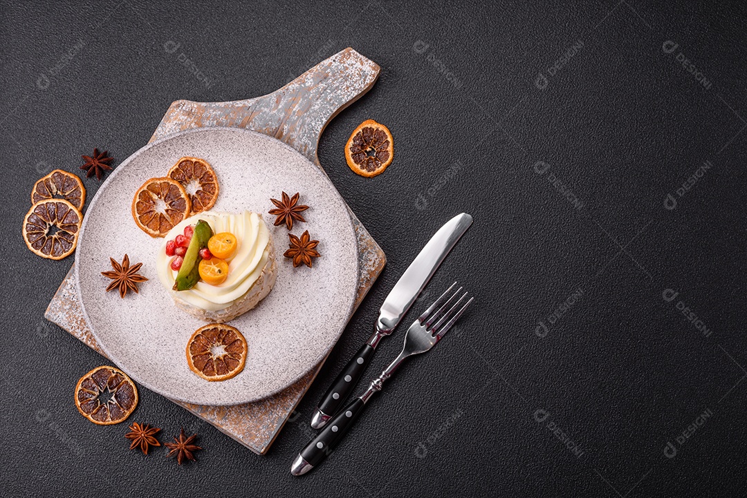 A imagem mostra uma Torta de Limão, possivelmente com uma cobertura de merengue ou chantilly