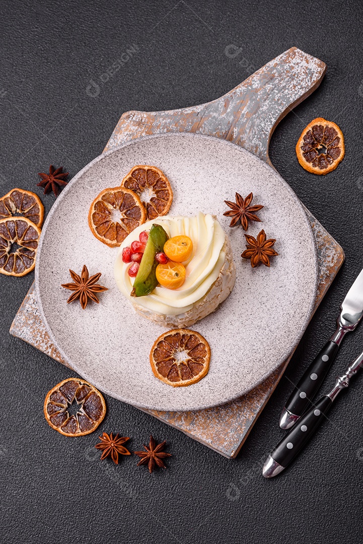 A imagem mostra uma Torta de Limão, possivelmente com uma cobertura de merengue ou chantilly