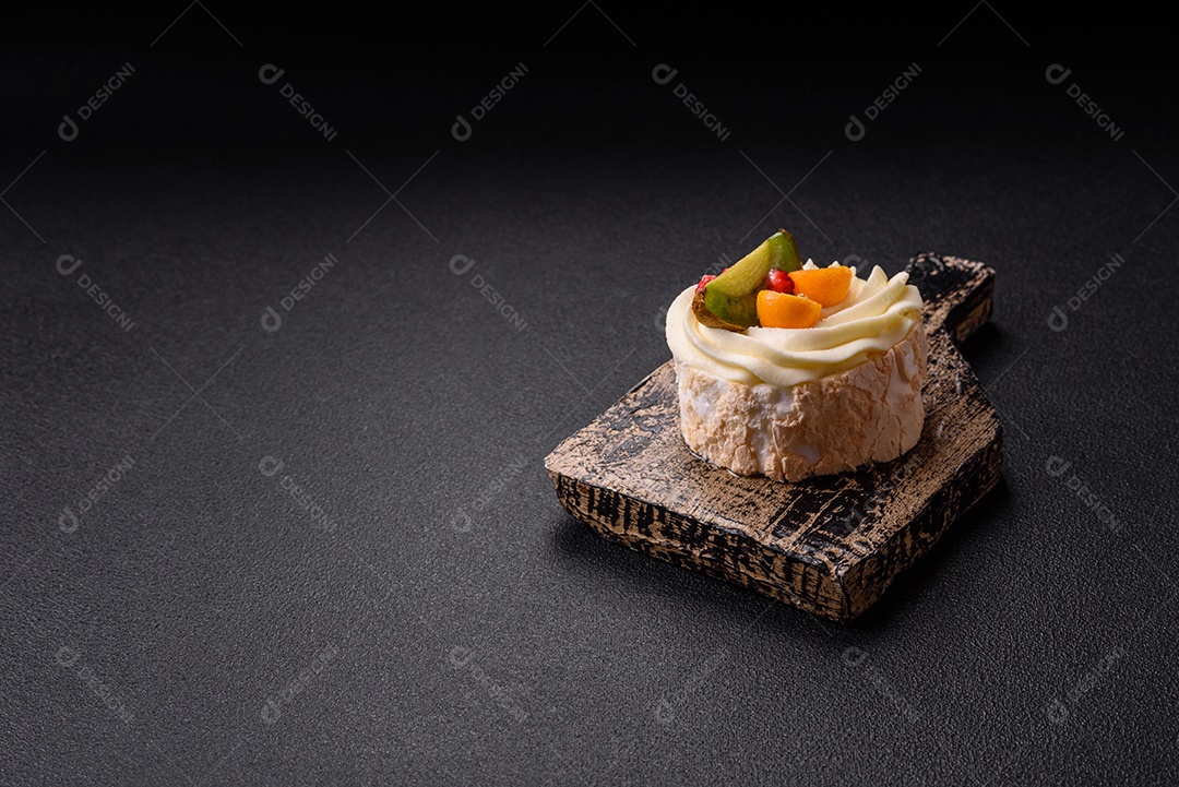 A imagem mostra uma Torta de Limão, possivelmente com uma cobertura de merengue ou chantilly