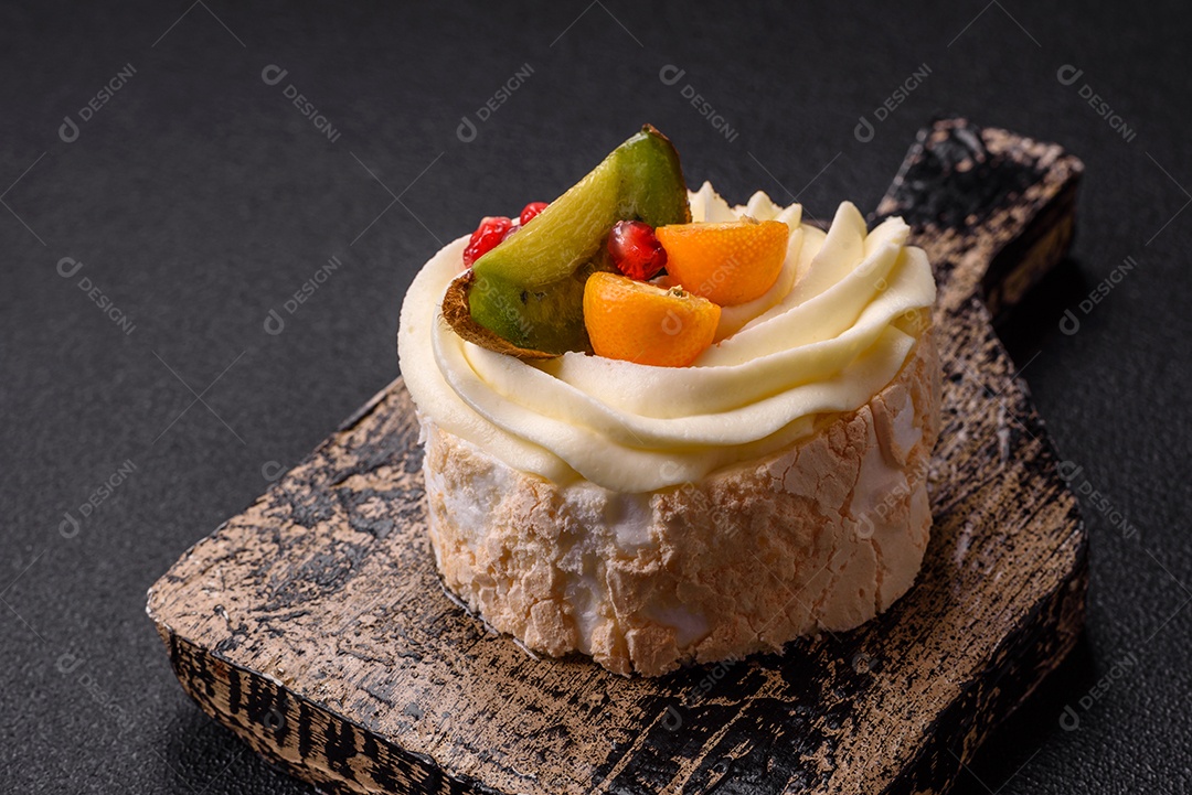 Retrato saboroso uma Mini Pavlova.