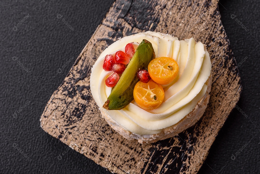 Retrato saboroso uma Mini Pavlova.