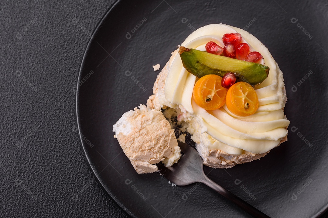 Retrato saboroso uma Mini Pavlova.