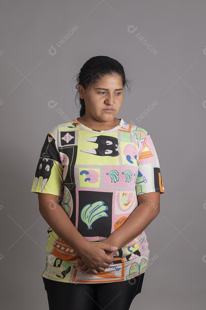 Mulher meia idade em um fundo isolado