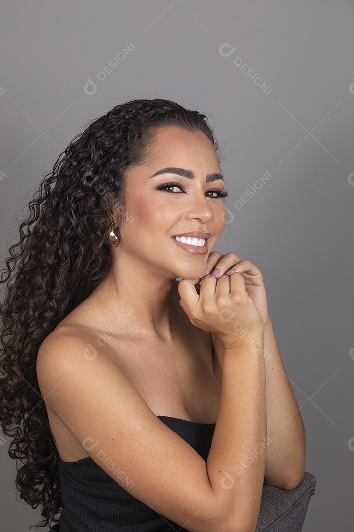 Linda mulher jovem morena cabelo cacheado sobre fundo isolado