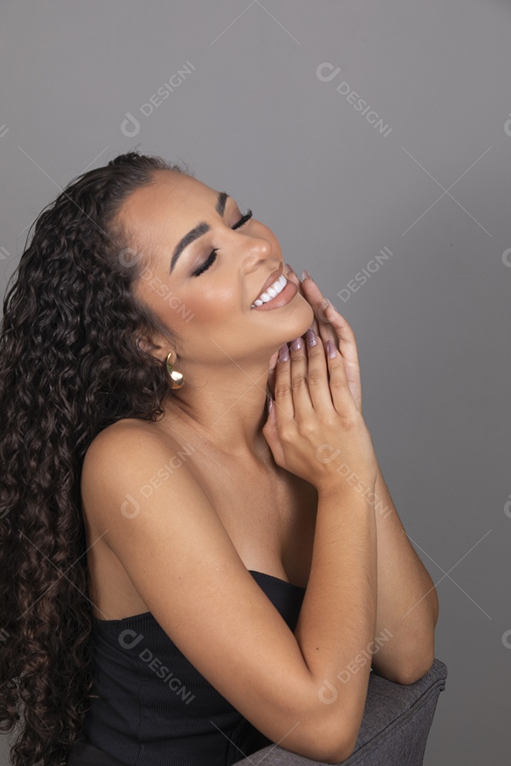 Linda mulher jovem morena cabelo cacheado sobre fundo isolado