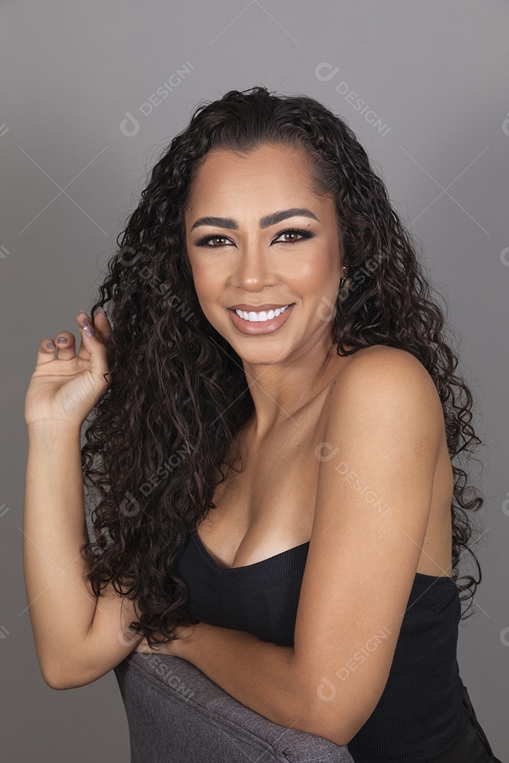 Linda mulher jovem morena cabelo cacheado sobre fundo isolado