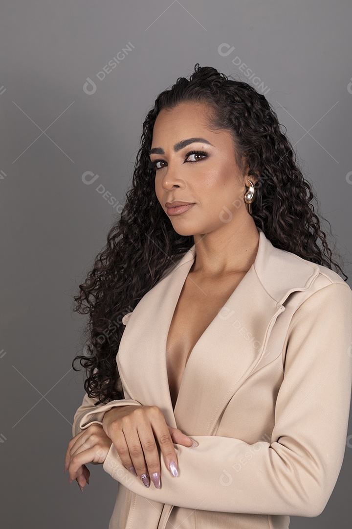 Linda mulher jovem morena cabelo cacheado sobre fundo isolado