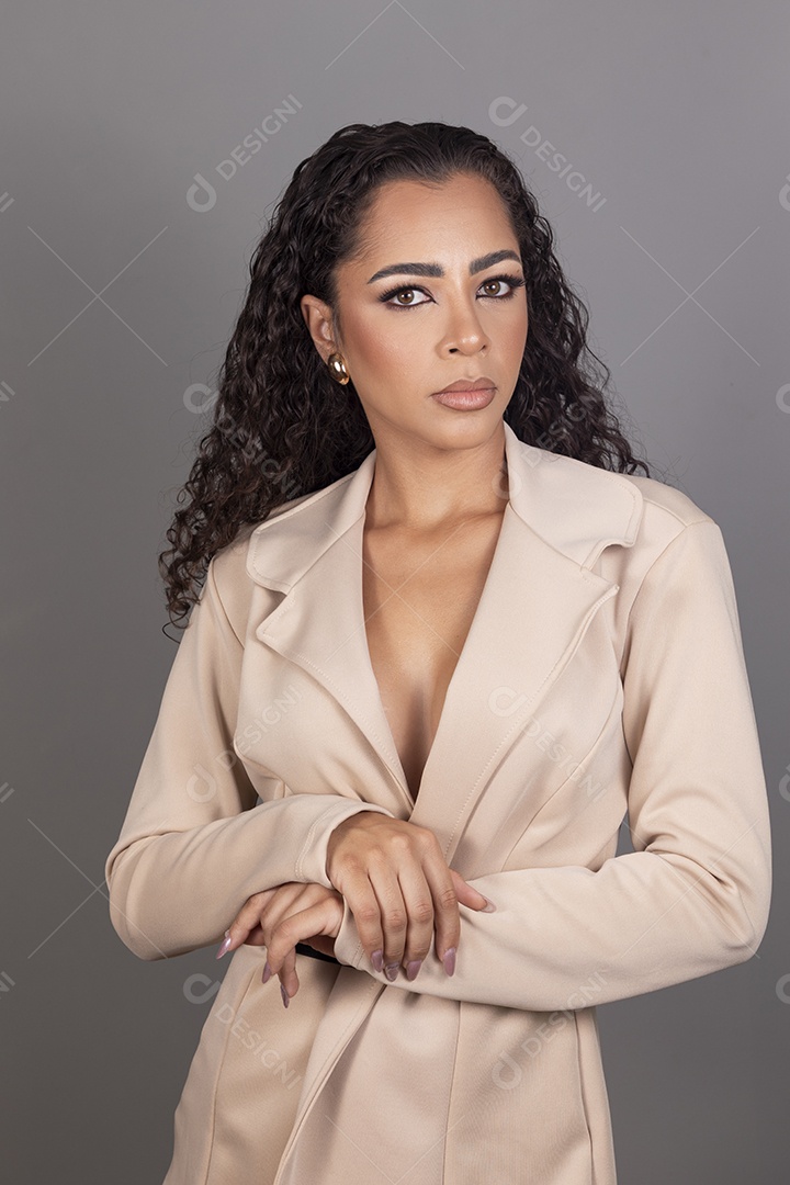 Linda mulher jovem morena cabelo cacheado sobre fundo isolado