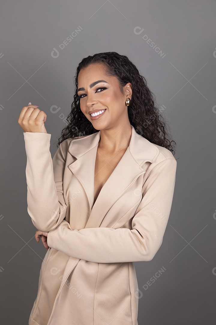 Linda mulher jovem morena cabelo cacheado sobre fundo isolado