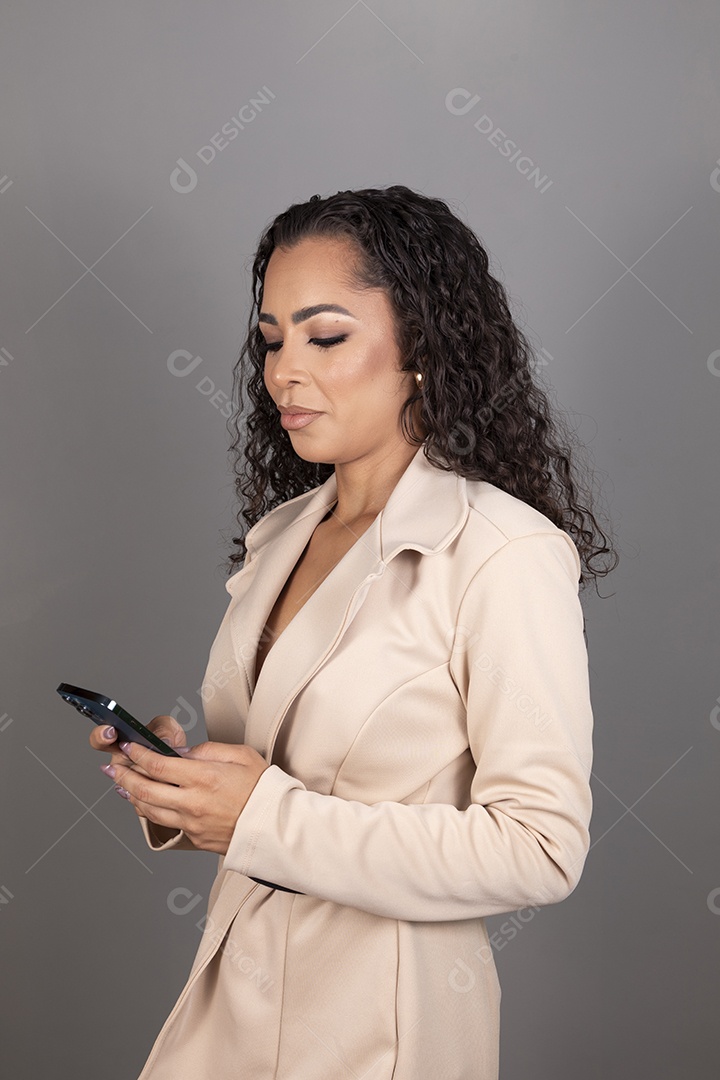 Linda mulher jovem morena cabelo cacheado sobre fundo isolado