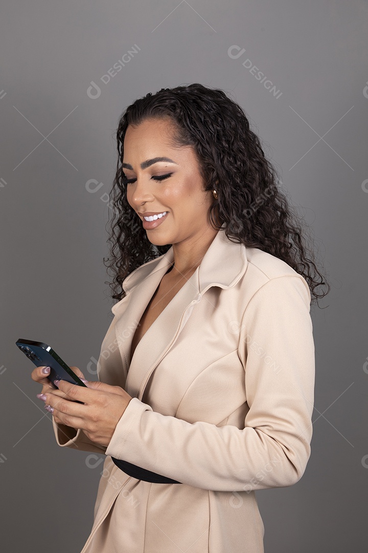 Linda mulher jovem morena cabelo cacheado sobre fundo isolado
