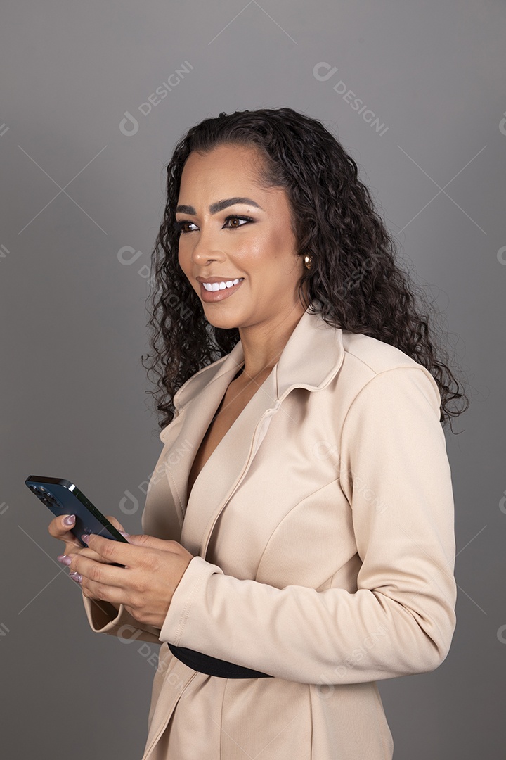 Linda mulher jovem morena cabelo cacheado sobre fundo isolado