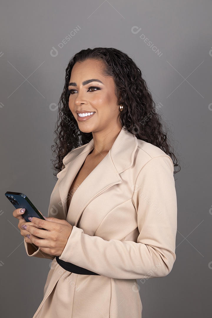 Linda mulher jovem morena cabelo cacheado sobre fundo isolado