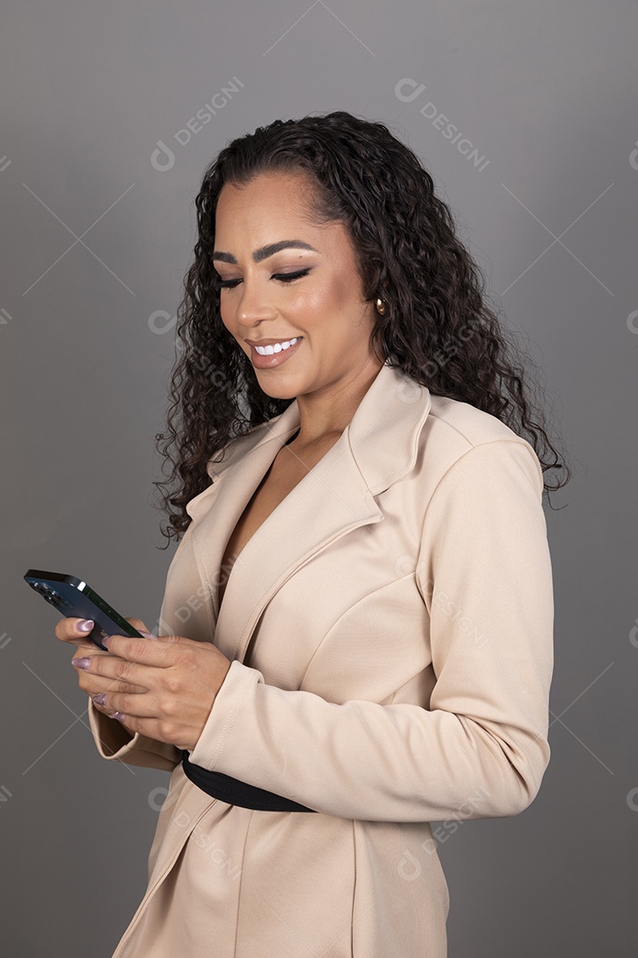 Linda mulher jovem morena cabelo cacheado sobre fundo isolado