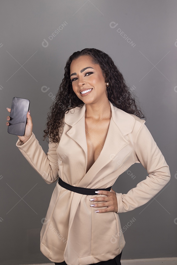 Linda mulher jovem morena cabelo cacheado sobre fundo isolado