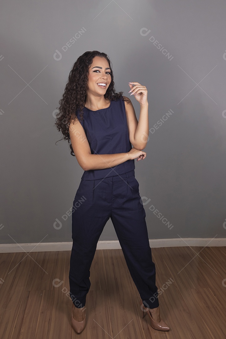 Linda mulher jovem morena cabelo cacheado sobre fundo isolado