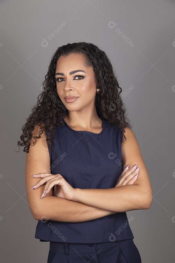 Linda mulher jovem morena cabelo cacheado sobre fundo isolado