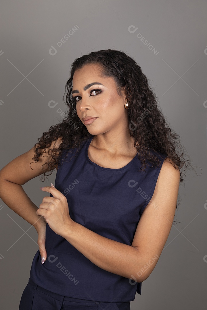 Linda mulher jovem morena cabelo cacheado sobre fundo isolado