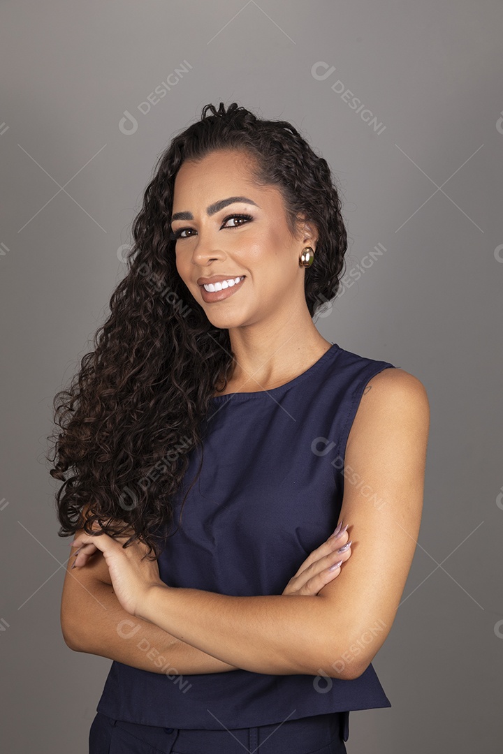 Linda mulher jovem morena cabelo cacheado sobre fundo isolado