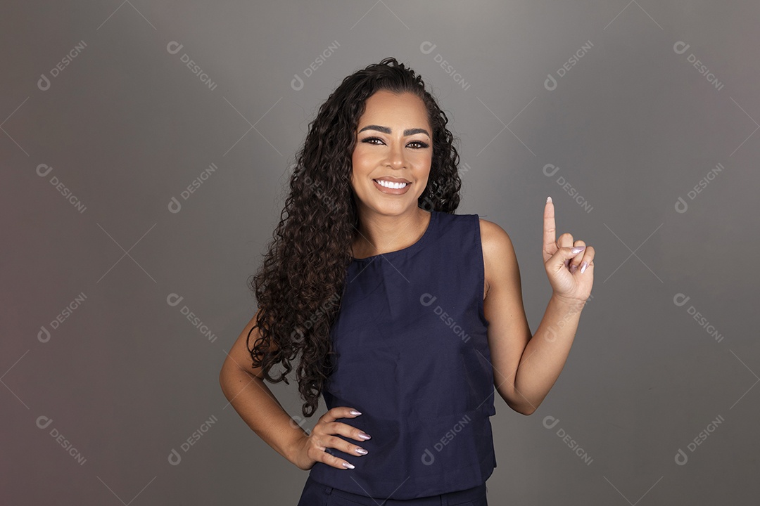 Linda mulher jovem morena cabelo cacheado sobre fundo isolado