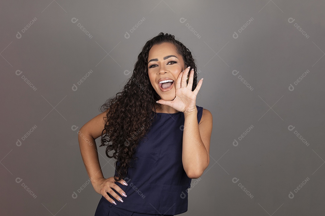 Linda mulher jovem morena cabelo cacheado sobre fundo isolado