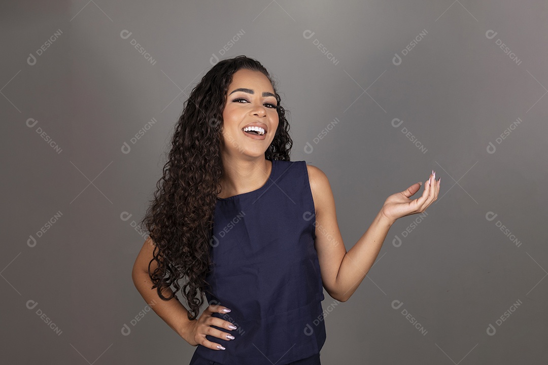 Linda mulher jovem morena cabelo cacheado sobre fundo isolado