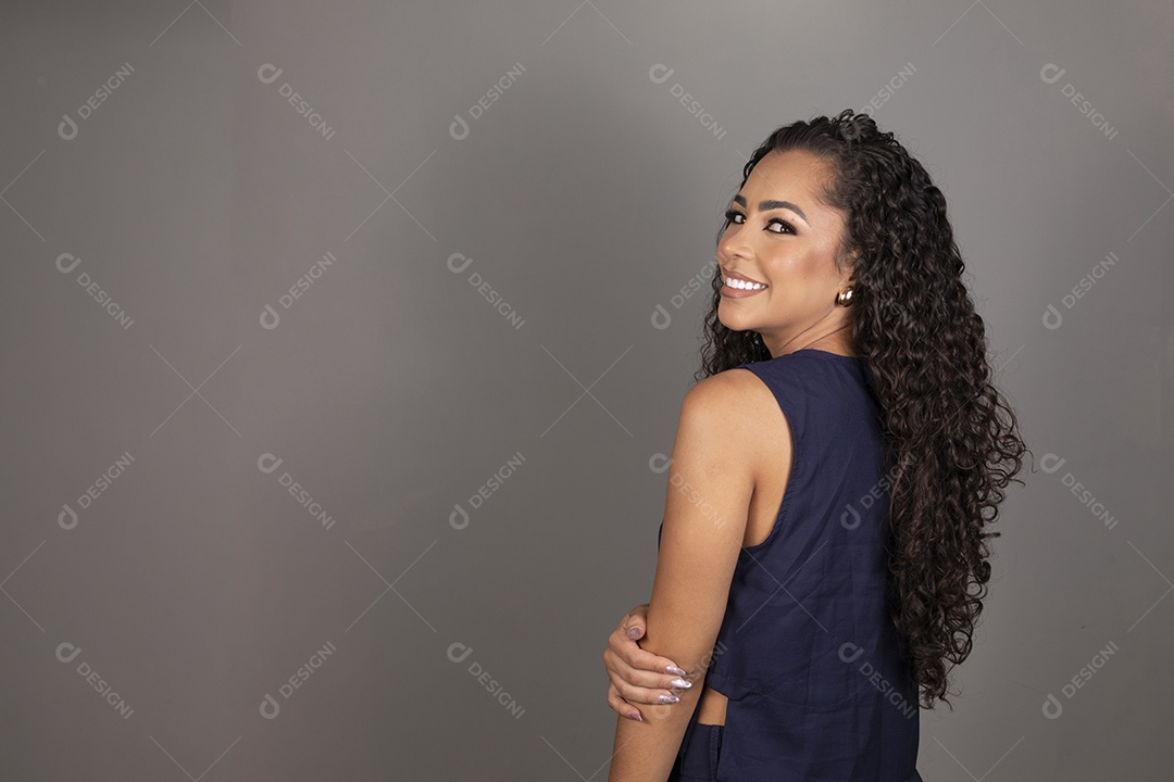 Linda mulher jovem morena cabelo cacheado sobre fundo isolado