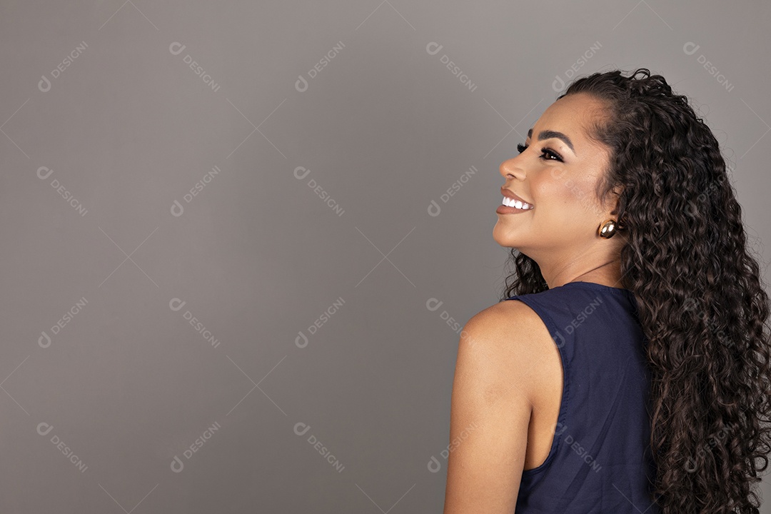 Linda mulher jovem morena cabelo cacheado sobre fundo isolado