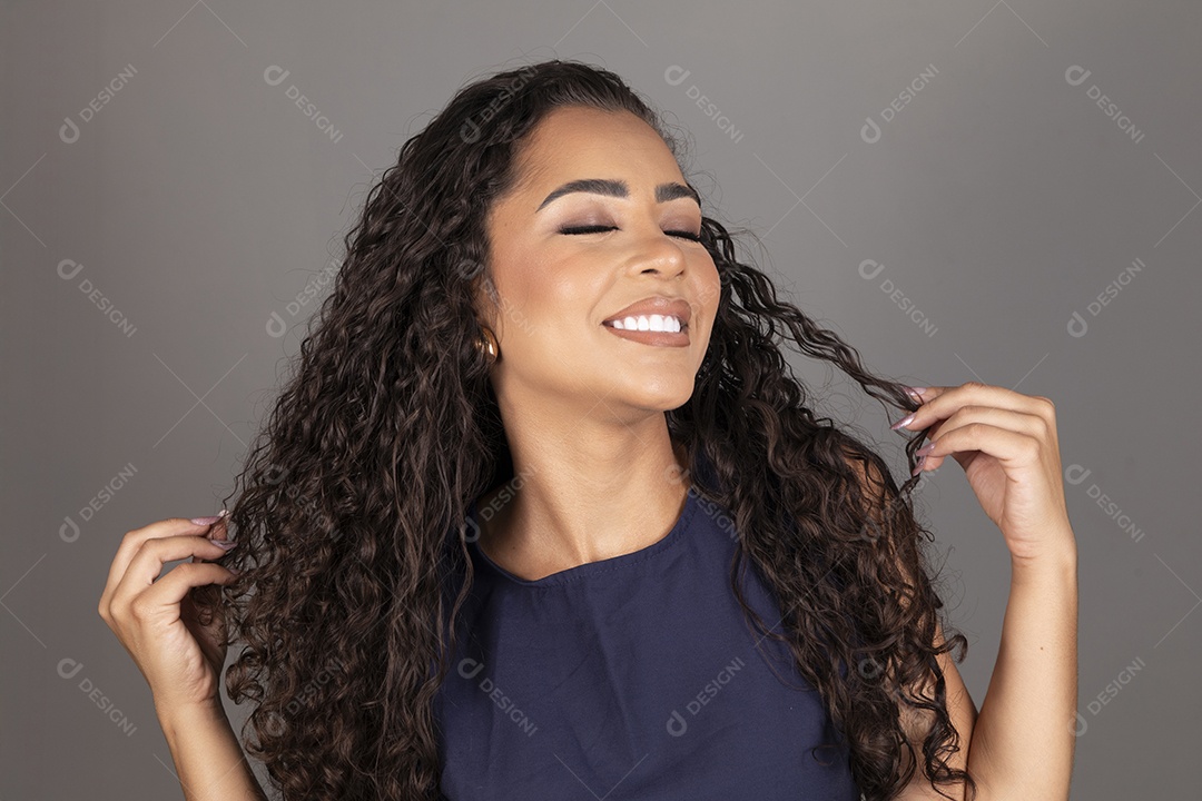 Linda mulher jovem morena cabelo cacheado sobre fundo isolado