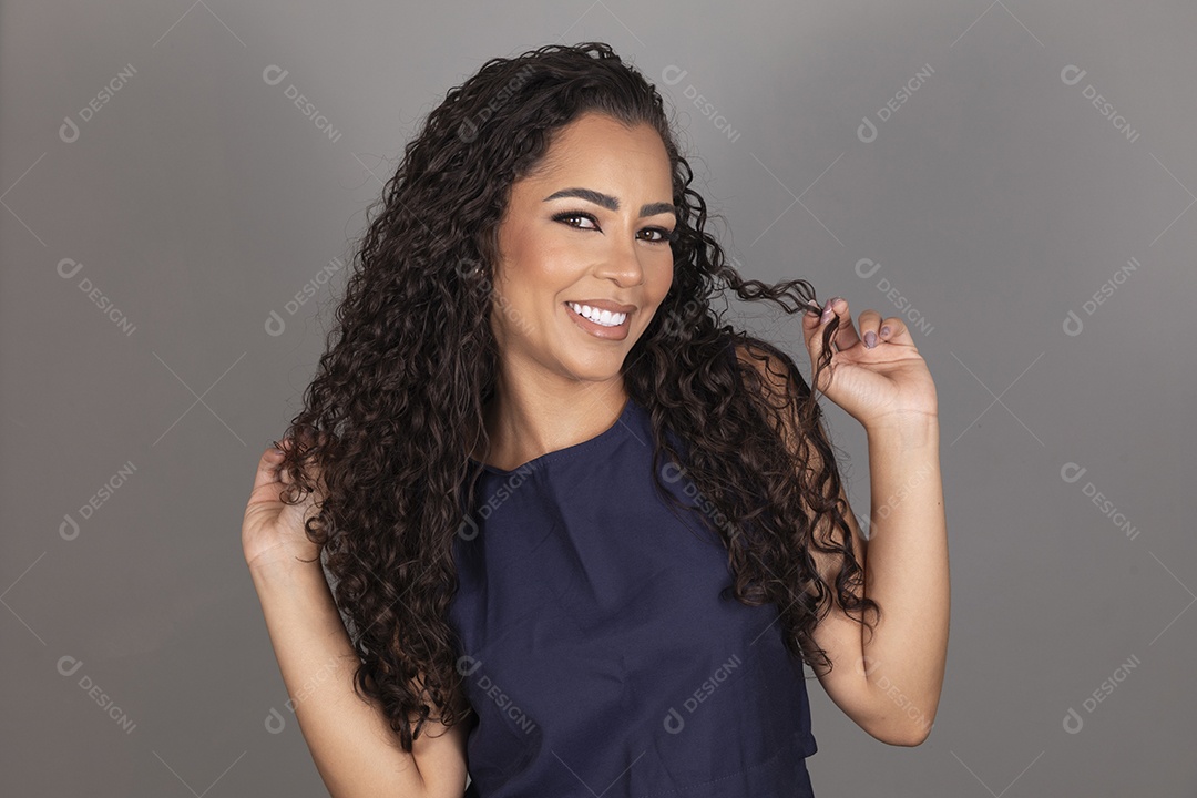 Linda mulher jovem morena cabelo cacheado sobre fundo isolado