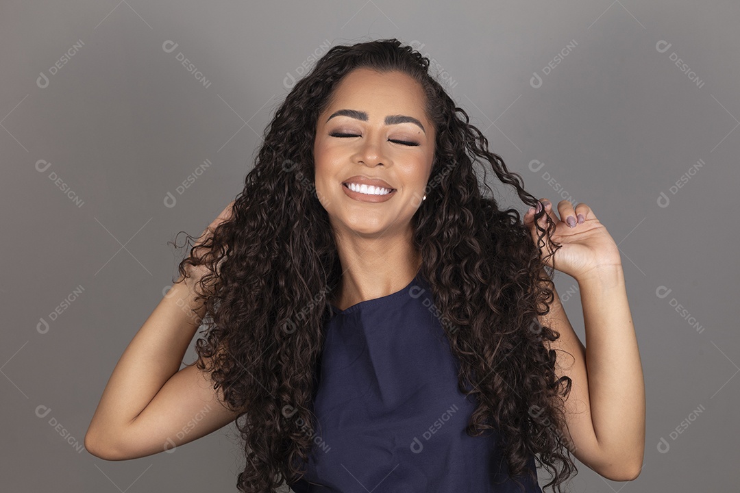 Linda mulher jovem morena cabelo cacheado sobre fundo isolado