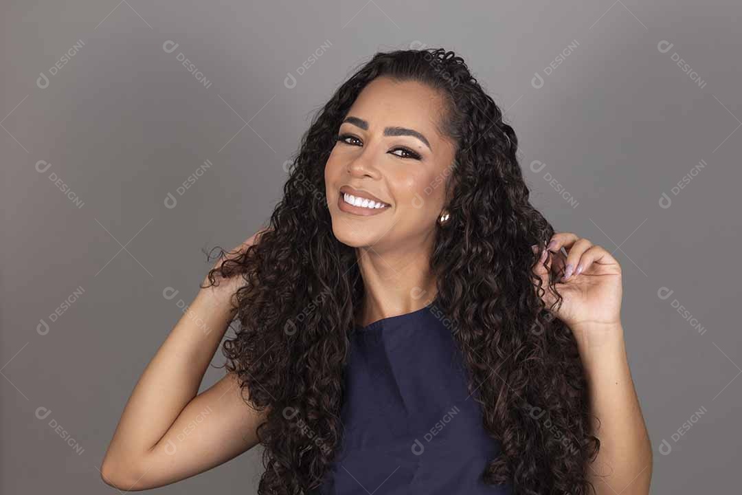 Linda mulher jovem morena cabelo cacheado sobre fundo isolado