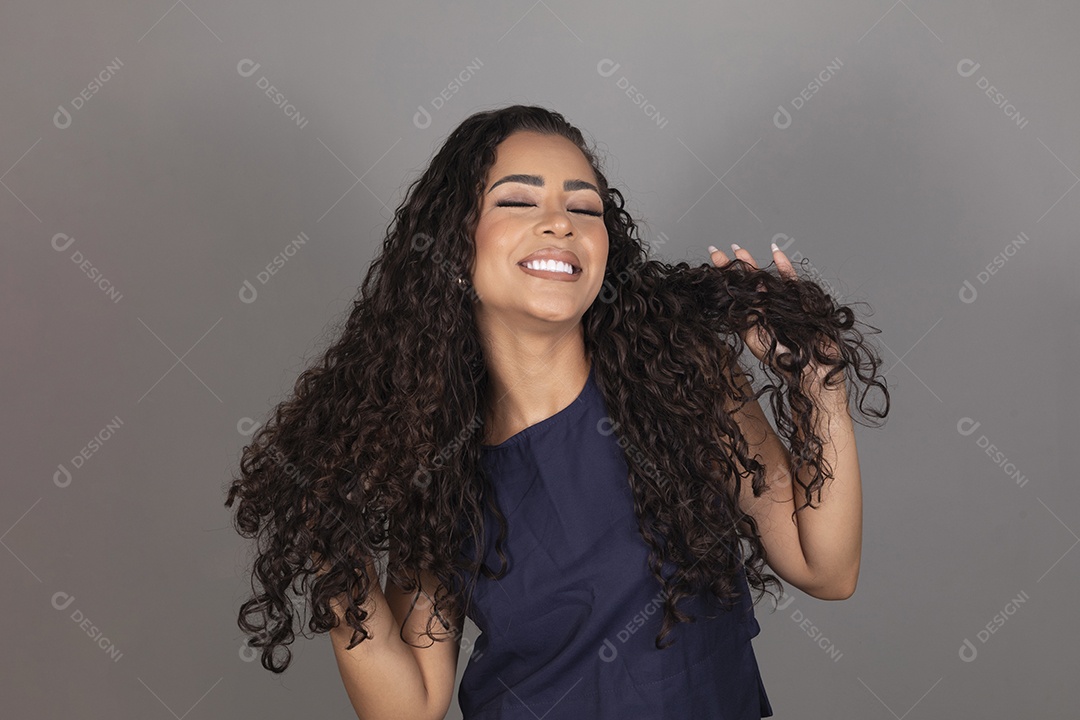 Linda mulher jovem morena cabelo cacheado sobre fundo isolado