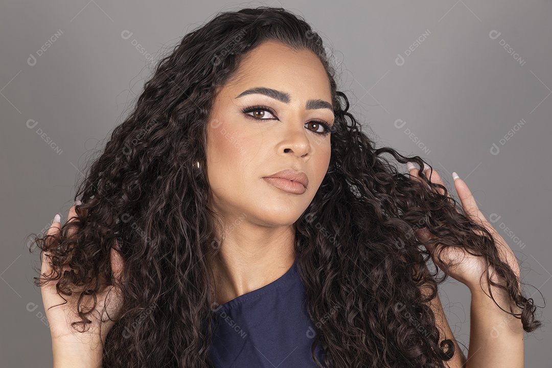 Linda mulher jovem morena cabelo cacheado sobre fundo isolado