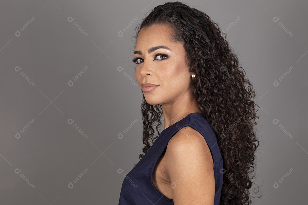 Linda mulher jovem morena cabelo cacheado sobre fundo isolado