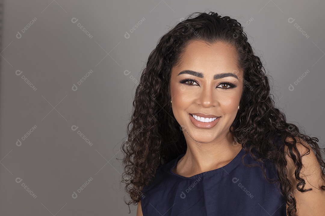 Linda mulher jovem morena cabelo cacheado sobre fundo isolado