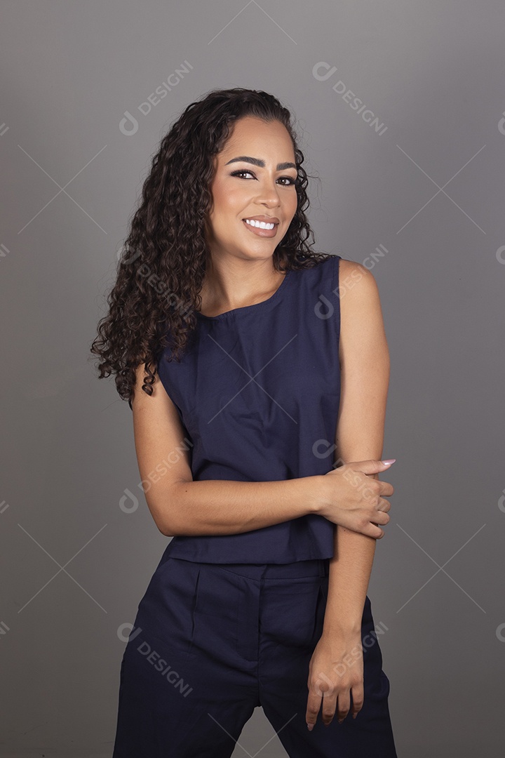 Linda mulher jovem morena cabelo cacheado sobre fundo isolado