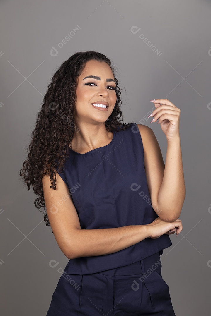 Linda mulher jovem morena cabelo cacheado sobre fundo isolado