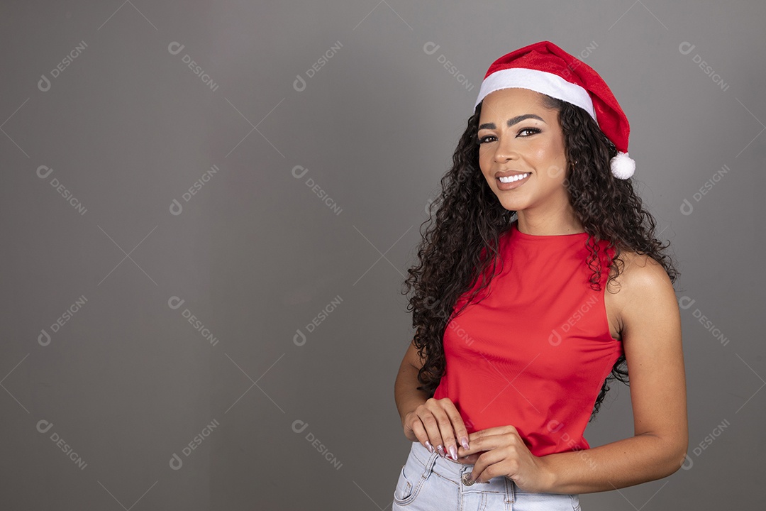 Linda jovem morena cabelo cacheado usando gorro do papai noel