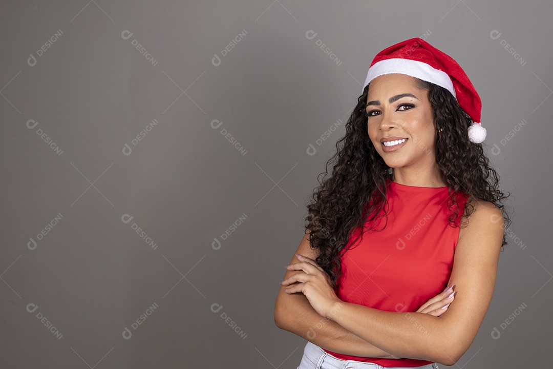 Linda jovem morena cabelo cacheado usando gorro do papai noel