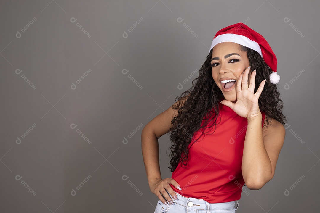 Linda jovem morena cabelo cacheado usando gorro do papai noel