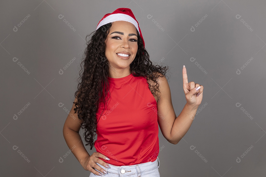 Linda jovem morena cabelo cacheado usando gorro do papai noel