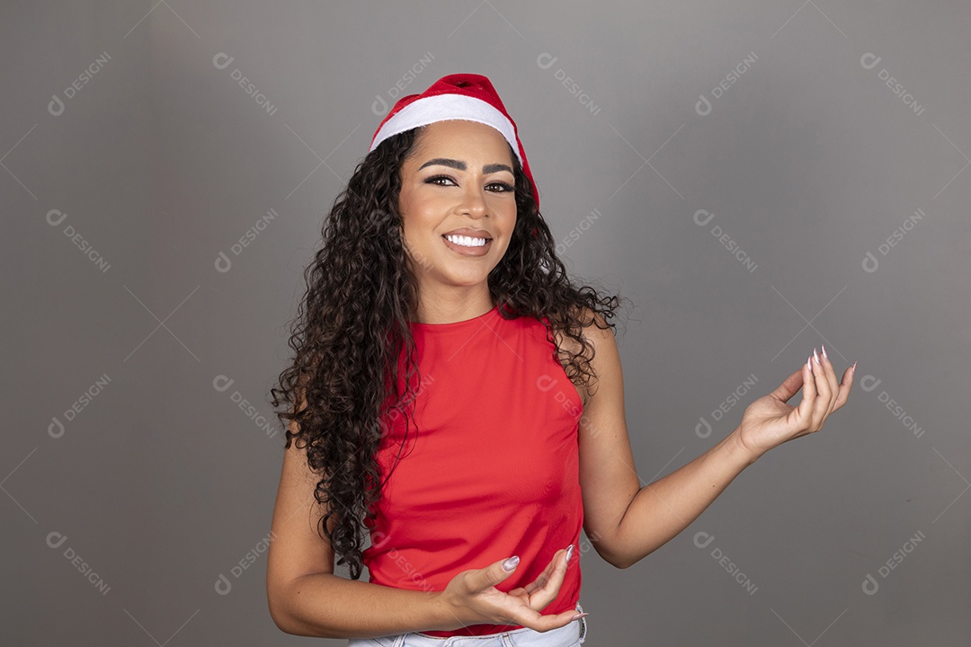 Linda jovem morena cabelo cacheado usando gorro do papai noel