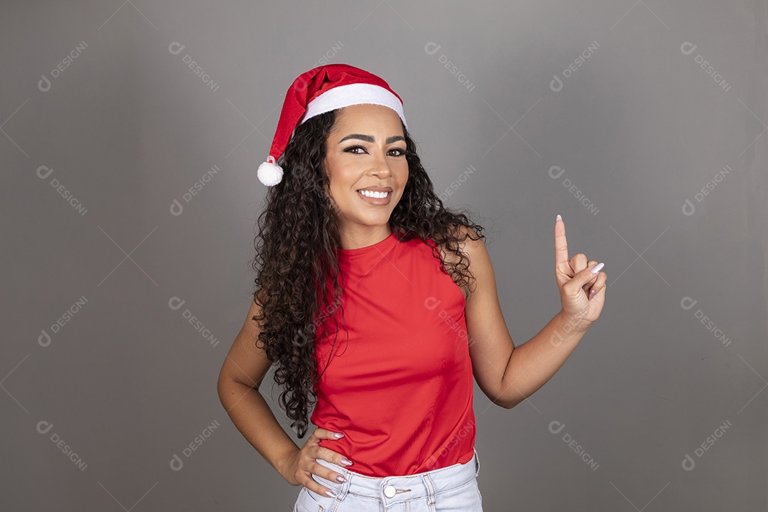Linda jovem morena cabelo cacheado usando gorro do papai noel