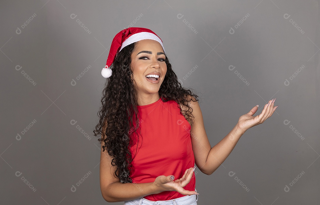 Linda jovem morena cabelo cacheado usando gorro do papai noel