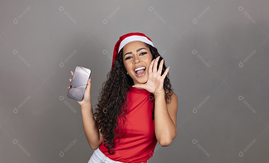 Linda mulher jovem morena cabelo cacheado sobre fundo isolado