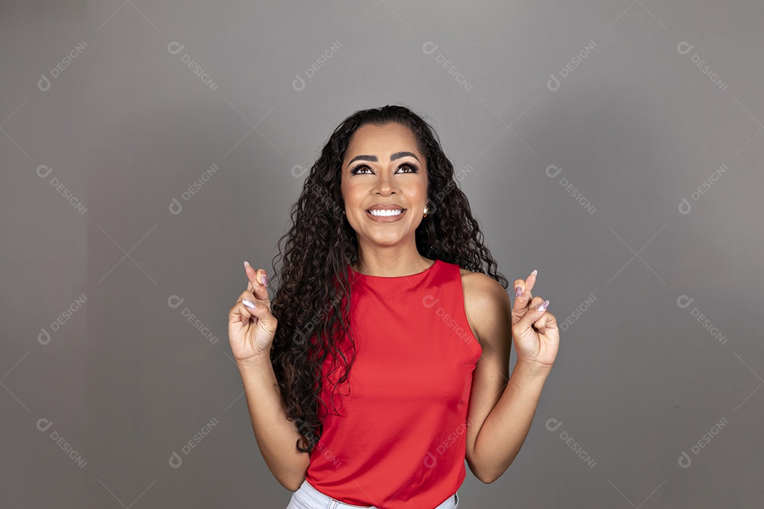 Linda mulher jovem morena cabelo cacheado sobre fundo isolado