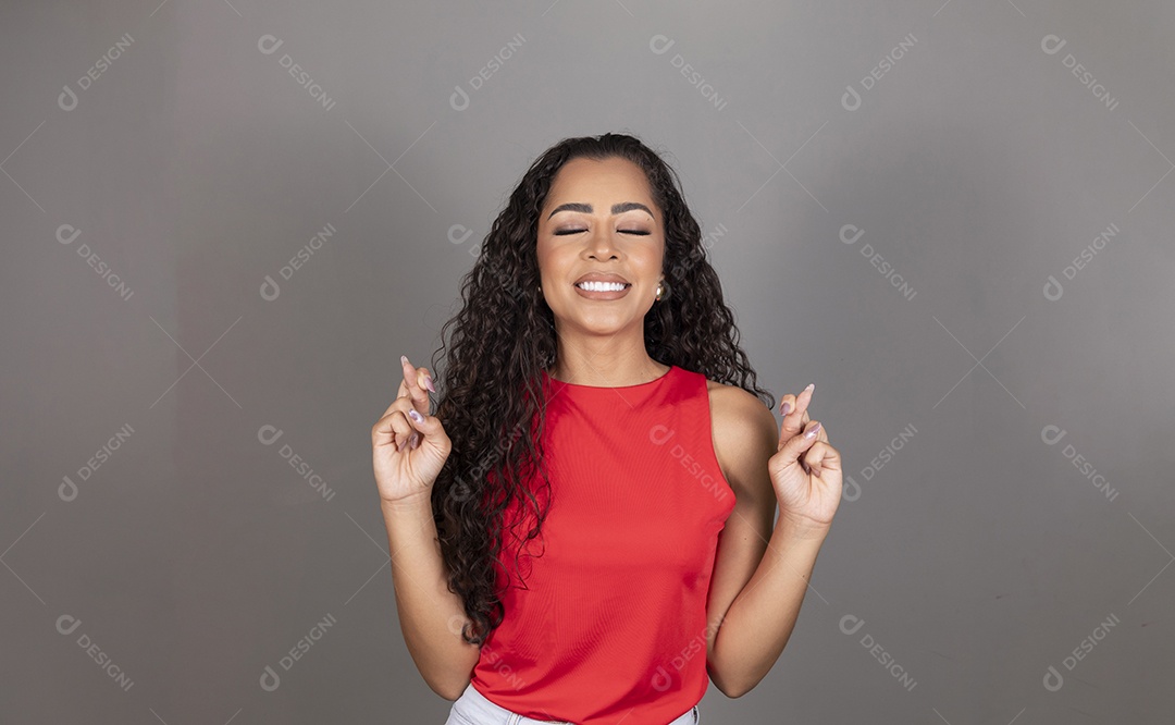 Linda mulher jovem morena cabelo cacheado sobre fundo isolado