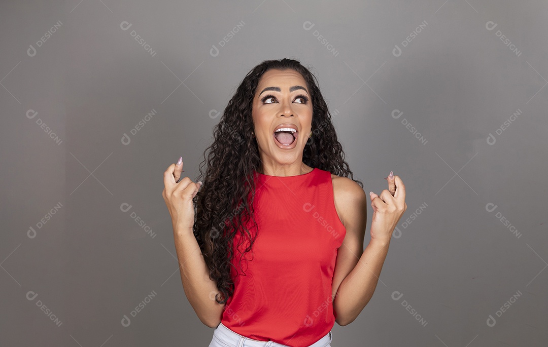 Linda mulher jovem morena cabelo cacheado sobre fundo isolado