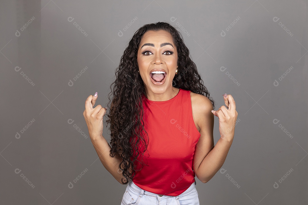 Linda mulher jovem morena cabelo cacheado sobre fundo isolado